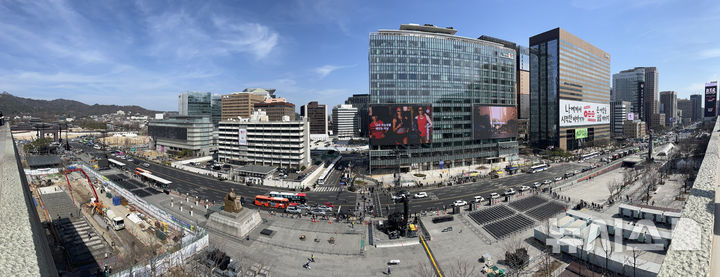[서울=뉴시스] 조성우 기자 = 방탄소년단(BTS) 컴백 공연을 이틀 앞둔 19일 서울 종로구 광화문광장에서 무대 준비가 진행되고 있다. 2026.03.19. xconfind@newsis.com