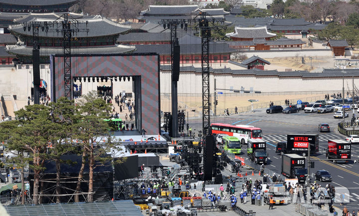 [서울=뉴시스] 조성우 기자 = 방탄소년단(BTS) 컴백 공연을 이틀 앞둔 19일 서울 종로구 광화문광장에서 무대 준비가 진행되고 있다. 2026.03.19. xconfind@newsis.com