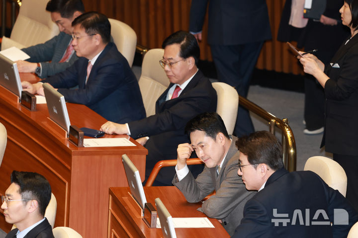 [서울=뉴시스] 고승민 기자 = 국민의힘 장동혁 대표와 송언석 원내대표 등 의원들이 19일 서울 여의도 국회에서 열린 제433회국회(임시회) 제2차 본회의에 출석하고 있다. 2026.03.19. kkssmm99@newsis.com
