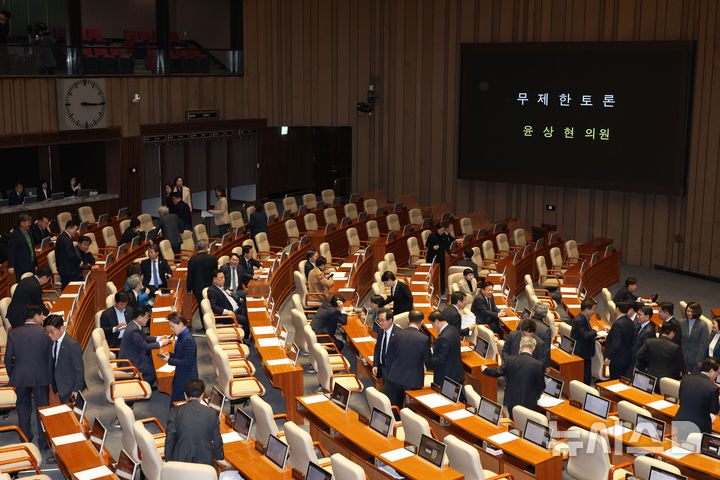 [서울=뉴시스] 고승민 기자 = 윤상현 국민의힘 의원이 19일 서울 여의도 국회에서 열린 제433회국회(임시회) 제2차 본회의에서 공소청법안에 대한 무제한 토론을 시작하자 범여권 의원들이 회의장을 나가고 있다. 2026.03.19. kkssmm99@newsis.com