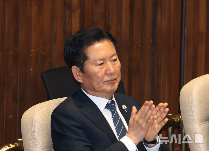 [서울=뉴시스] 김금보 기자 = 정청래 더불어민주당 대표가 19일 오후 서울 여의도 국회에서 열린 제433회국회(임시회) 제2차 본회의에서 박수를 치고 있다. 2026.03.19. kgb@newsis.com