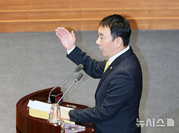 [서울=뉴시스] 김금보 기자 = 김용민 더불어민주당 의원이 19일 오후 서울 여의도 국회에서 열린 제433회국회(임시회) 제2차 본회의에서 공소청법안(대안)에 대한 제안설명을 하고 있다. 2026.03.19. kgb@newsis.com