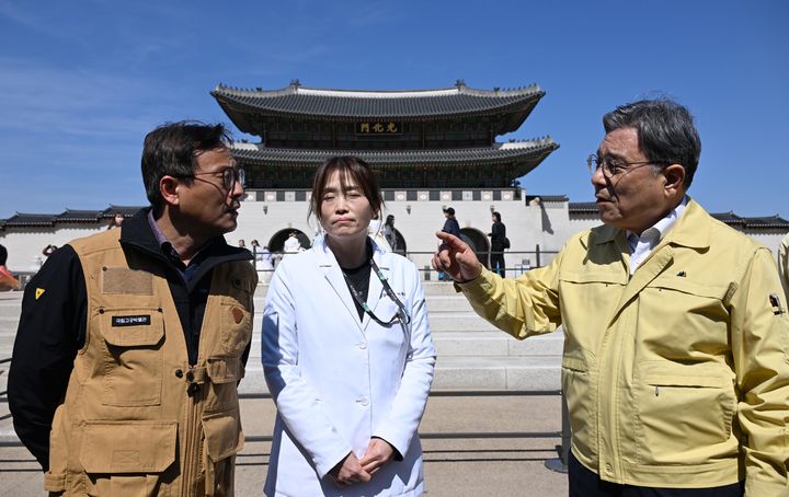 [서울=뉴시스] 허민(오른쪽) 국가유산청장이 19일 오후 서울 종로구 광화문 월대에서 그룹 방탄소년단(BTS) 컴백 공연의 안전상황을 점검하고 있다. (사진=국가유산청 제공) 2026.03.19. photo@newsis.com *재판매 및 DB 금지