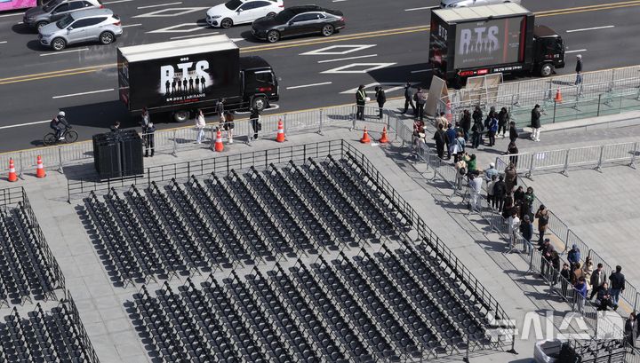 [서울=뉴시스] 조성우 기자 = 그룹 방탄소년단(BTS)의 광화문 공연을 앞둔 19일 서울 광화문광장에서 공연 준비작업이 이뤄지고 있다. (공동취재) 2026.03.19. photo@newsis.com