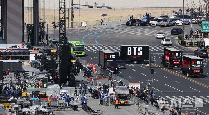 [서울=뉴시스] 조성우 기자 = 그룹 방탄소년단(BTS)의 광화문 공연을 앞둔 19일 서울 광화문광장에서 공연 준비작업이 이뤄지고 있다. (공동취재) 2026.03.19. photo@newsis.com