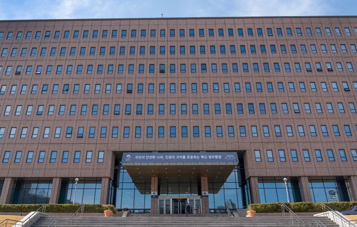 [서울=뉴시스] 법무부가 법무연수원 연구위원(검사장) 재직 기간을 1년으로 제한하고 직위도 강등할 수 있는 근거 규정을 마련한다. 사진은 지난달 19일 경기 과천시 정부과천청사 법무부. (사진=법무부 제공) 2026.04.11. photo@newsis.com *재판매 및 DB 금지