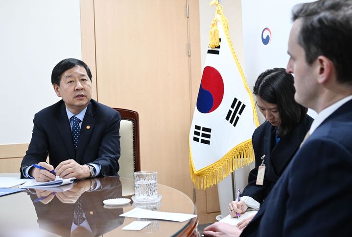 [서울=뉴시스] 구윤철 부총리 겸 재정경제부 장관이 19일 서울 종로구 정부서울청사에서 댄 카츠 IMF 수석 부총재와 면담하고 있다. (사진=재정경제부 제공) 2026.03.19. photo@newsis.com *재판매 및 DB 금지