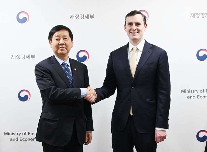 [서울=뉴시스] 구윤철 부총리 겸 재정경제부 장관이 19일 서울 종로구 정부서울청사에서 댄 카츠 IMF 수석 부총재와 기념촬영 하고 있다. (사진=재정경제부 제공) 2026.03.19. photo@newsis.com *재판매 및 DB 금지