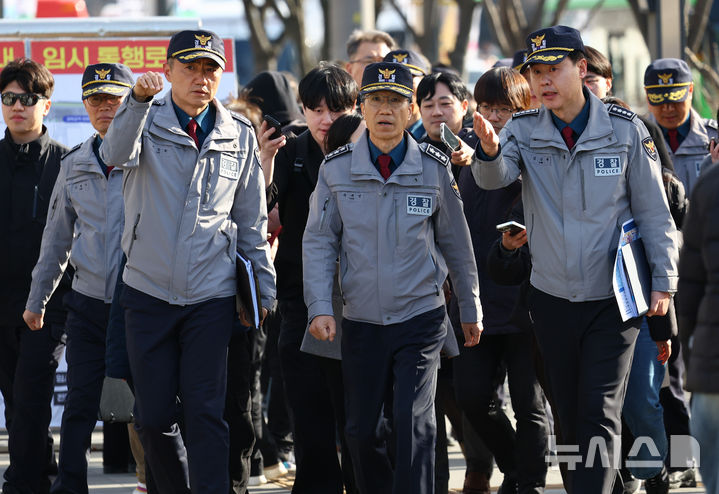 [서울=뉴시스] 황준선 기자 = 유재성 경찰청장 직무대행이 19일 오후 서울 종로구 광화문 광장 인근에서 방탄소년단(BTS) 컴백 콘서트 대비 현장 점검을 하고 있다. 2026.03.19. hwang@newsis.com