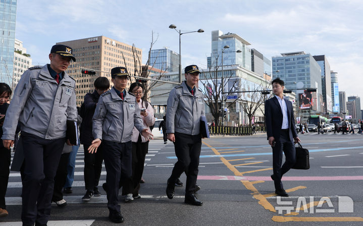 [서울=뉴시스] 황준선 기자 = 유재성 경찰청장 직무대행이 19일 오후 서울 종로구 광화문 광장 인근에서 방탄소년단(BTS) 컴백 콘서트 대비 현장 점검을 하고 있다. 2026.03.19. hwang@newsis.com
