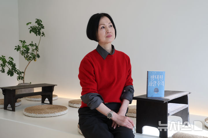 [서울=뉴시스] 박진희 기자 = 조경란 작가가 지난 19일 서울 종로구 한 카페에서 인터뷰 하고 있다. 조 작가는 최근 소설 '반대편 사람주의'를 출간했다. 2026.03.22. pak7130@newsis.com
