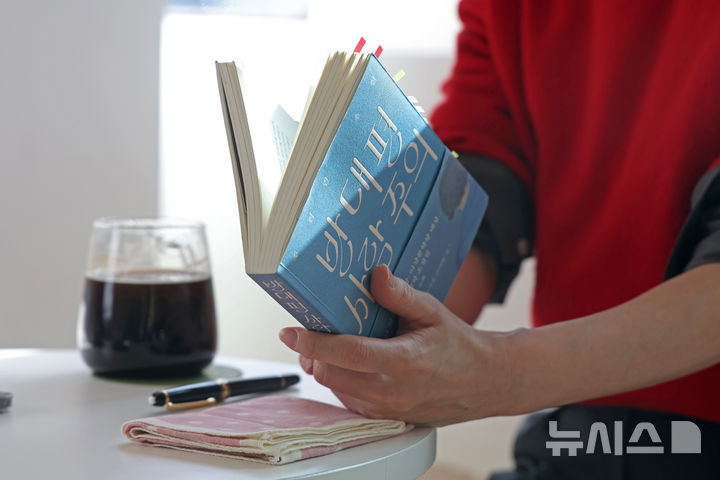 [서울=뉴시스] 박진희 기자 = 조경란 작가가 지난 19일 서울 종로구 한 카페에서 인터뷰 하고 있다. 조 작가는 최근 소설 '반대편 사람주의'를 출간했다. 2026.03.22. pak7130@newsis.com