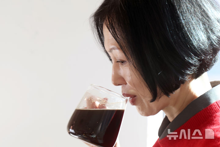 [서울=뉴시스] 박진희 기자 = 조경란 작가가 지난 19일 서울 종로구 한 카페에서 인터뷰 하고 있다. 조 작가는 최근 소설 '반대편 사람주의'를 출간했다. 2026.03.22. pak7130@newsis.com