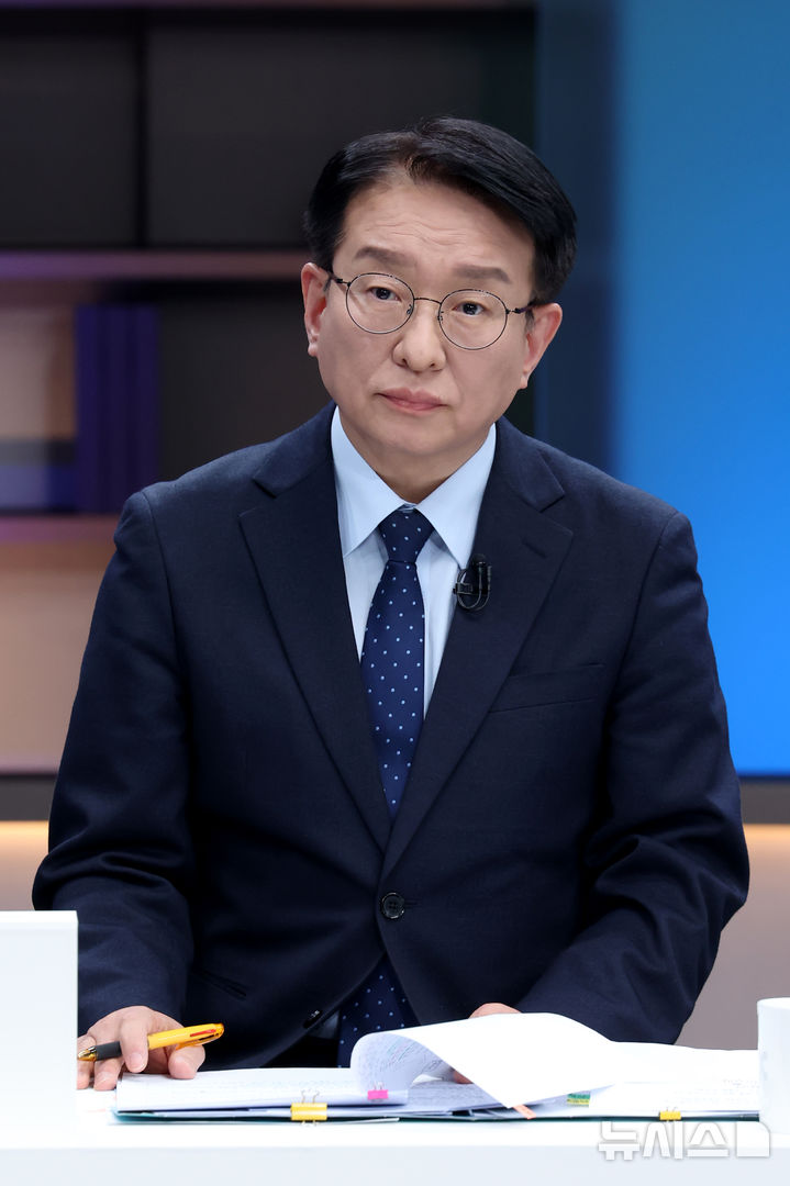 JTBC 합동토론회에서 토론 시작을 기다리는 권칠승 의원