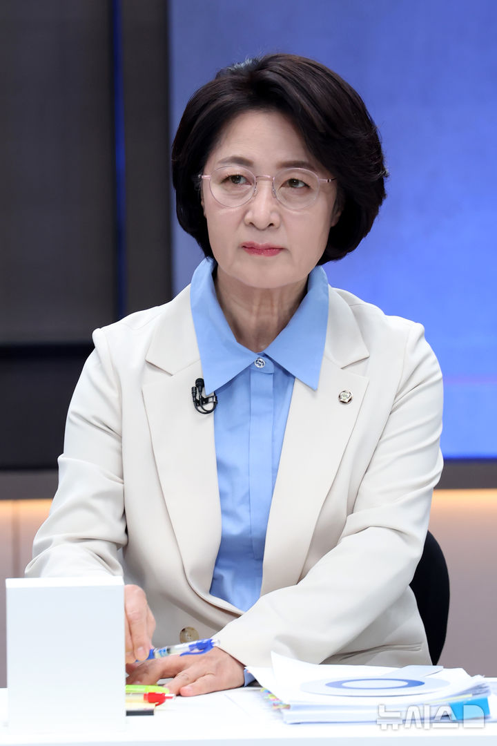 뉴시스 사진: 토론 시작 기다리는 추미애