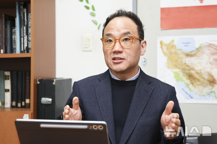 [서울=뉴시스] 김근수 기자 = 김혁 한국외대 페르시아어·이란학과 교수가 지난 19일 서울 동대문구 한국외국어대학교 이란학과 사무실에서 뉴시스와 인터뷰를 하고 있다. 2026.03.19. ks@newsis.com