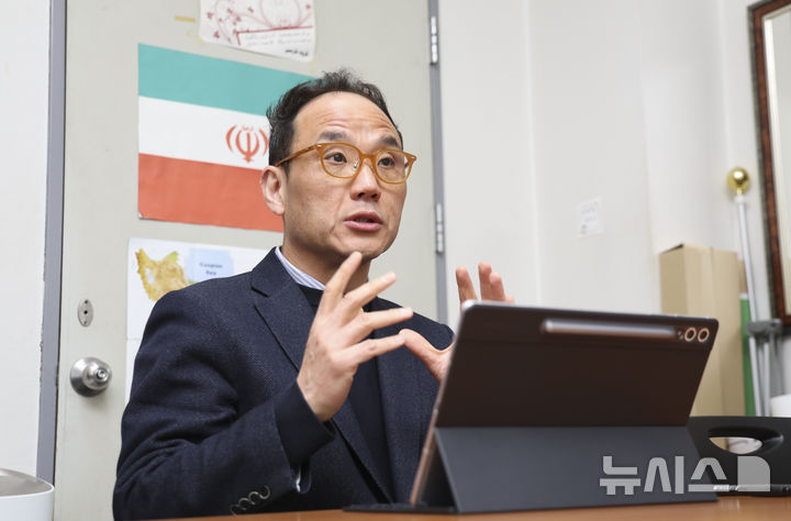 [서울=뉴시스] 김근수 기자 = 김혁 한국외대 페르시아어·이란학과 교수가 지난 19일 서울 동대문구 한국외국어대학교 이란학과 사무실에서 뉴시스와 인터뷰를 하고 있다. 2026.03.19. ks@newsis.com