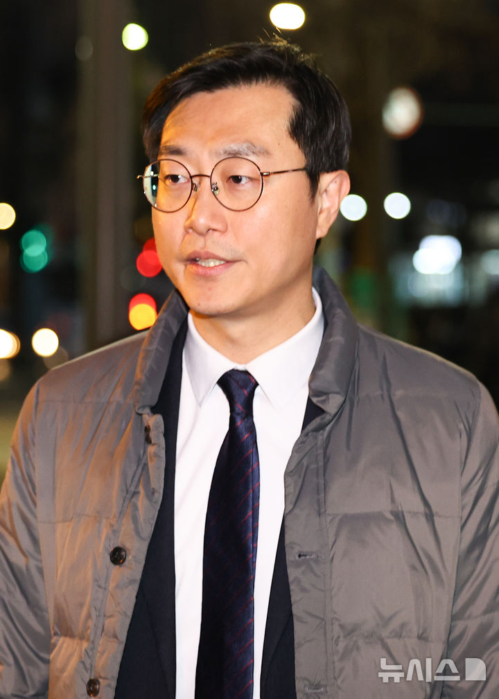 [서울=뉴시스] 최진석 기자 = 장경태 더불어민주당 의원이 19일 서울 종로구 서울경찰청에서 열린 성추행 의혹 사건과 관련 경찰 수사심의위원회(수사심의위) 출석을 마친 후 차량으로 이동하고 있다. 2026.03.19. myjs@newsis.com