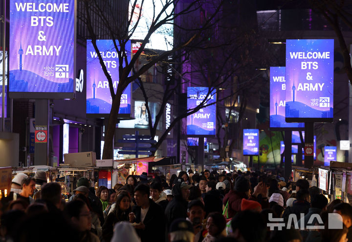 [서울=뉴시스] 홍효식 기자 = 방탄소년단(BTS)의 컴백 공연을 이틀 앞둔 19일 오후 서울 중구 명동 거리에서 BTS와 팬클럽 아미를 환영하는 메시지 영상이 미디어 폴을 통해 송출되고 있다. 2026.03.19. yesphoto@newsis.com