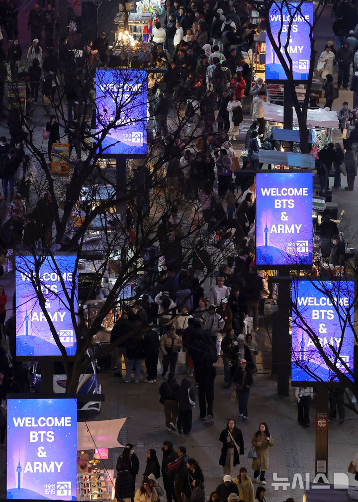 [서울=뉴시스] 홍효식 기자 = 방탄소년단(BTS)의 컴백 공연을 이틀 앞둔 19일 오후 서울 중구 명동 거리에서 BTS와 팬클럽 아미를 환영하는 메시지 영상이 미디어 폴을 통해 송출되고 있다. 2026.03.19. yesphoto@newsis.com