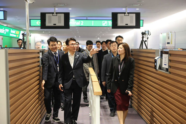 [서울=뉴시스] 이영환 기자 = 미국·스위스 방문을 마친 김민석 국무총리가 19일 귀국 직후 인천국제공항에서 BTS 컴백 공연과 관련해 입국장 상황을 점검하고 있다.(사진=총리실 제공) 2026.03.19. photo@newsis.com *재판매 및 DB 금지
