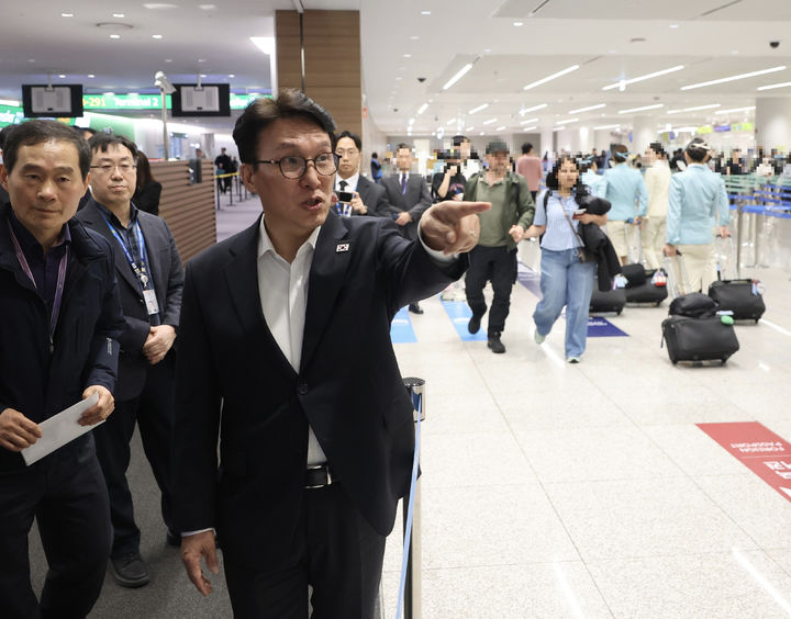 [서울=뉴시스] 이영환 기자 = 미국·스위스 방문을 마친 김민석 국무총리가 19일 귀국 직후 인천국제공항에서 BTS 컴백 공연과 관련해 입국장 상황을 점검하고 있다.(사진=총리실 제공) 2026.03.19. photo@newsis.com *재판매 및 DB 금지
