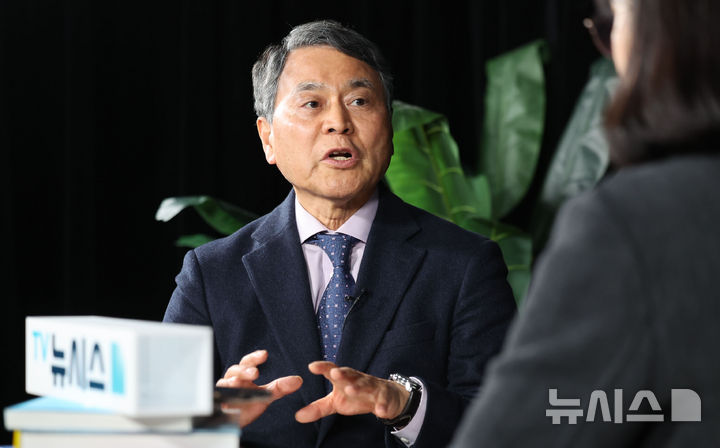 [서울=뉴시스] 권창회 기자 = 이희수 성공회대 석좌교수가 19일 서울 중구 뉴시스 스튜디오에서 뉴시스와 인터뷰 하고 있다. 2026.03.19. kch0523@newsis.com