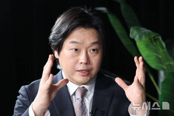 [서울=뉴시스] 권창회 기자 = 백승훈 한국외대 중동연구소 전임연구원이 19일 서울 중구 뉴시스 스튜디오에서 인터뷰 하고 있다. 2026.03.19. kch0523@newsis.com