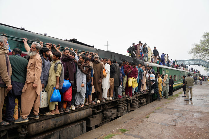 [라호르=AP/뉴시스]&nbsp; 이란 전쟁에 따른 유가 급등에 가격 통제로 버티던 각국 정부가 에너지를 덜 쓰는 방향으로 정책을 전환했다고 월스트리트저널(WSJ)이 20일(현지 시간) 보도했다. 사진은 19일 파키스탄 라호르의 한 기차역에서 라마단 종료를 기념하는 이드 알피트르(Eid al-Fitr) 연휴를 가족과 함께 보내기 위해 고향으로 돌아가는 귀성객들이 혼잡한 열차에 탑승한 모습. 2026.03.21. 