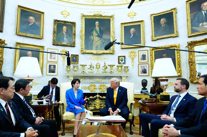 [워싱턴=AP/뉴시스]미국의 주유엔대사가 일본이 호르무즈 해협을 둘러싼 지원을 약속했다고 주장한 가운데, 일본 정부는 약속한 사실은 없다고 부인했다. 사진은 지난 19일(현지 시간) 도널드 트럼프 미국 대통령(오른쪽에서 3번째)이 워싱턴에서 다카이치 사나에 일본 총리와 회담하고 있는 모습. 아카자와 료세이(왼쪽 첫번째) 일본 경제산업상, 모테기 도시미쓰(왼쪽에서 2번째)가 동석해 있다. 2026.03.23.