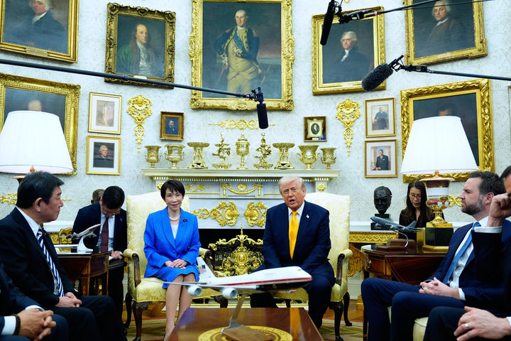 [워싱턴=AP/뉴시스]미일 정부는 19일(현지 시간) 최대 730억 달러(약 108조원) 규모 일본의 대미 투자 2차 프로젝트를 발표했다. 사진은 도널드 트럼프(오른쪽) 대통령과 다카이치 사나에 일본 총리가 19일(현지 시간) 미 워싱턴 백악관에서 회담하고 있는 모습. 2026.03.20.