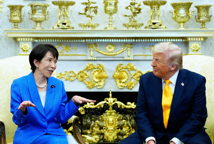 [워싱턴=AP/뉴시스] 도널드 트럼프 미국 대통령이 19일(현지 시간) 백악관 집무실에서 다카이치 사나에 일본 총리와 회담하고 있다. 다카이치 총리는 호르무즈 해협에 대한 함정 파견을 요구받았느냐는 질문에 "일본 법률 범위 내에서 가능한 일과 불가능한 일이 있기 때문에, 이에 대해서도 구체적으로 확실하게 설명했다"라고 답하며 파견 여부는 언급하지 않았다. 2026.03.20.