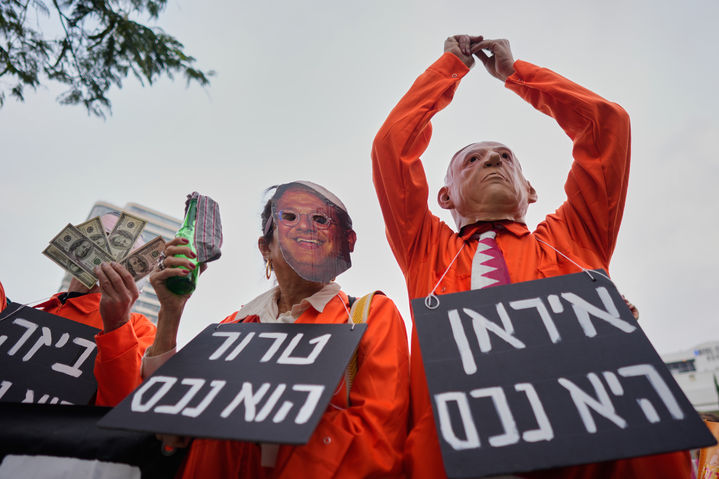 [텔아비브=AP/뉴시스] 19일(현지 시간) 이스라엘 텔아비브에서 이란과의 전쟁에 반대하는 시위 참가자들이 베냐민 네타냐후 총리와 이타마르 벤 그비르 국가안보 장관 가면을 쓰고 죄수복을 입은 채 시위하고 있다. 이들은 "이란은 자산", "테러는 자산"이라고 적힌 손팻말 들고 정치인들이 전쟁과 테러를 정치적 자산으로 이용하는 것을 풍자하고 있다. 2026.03.20.