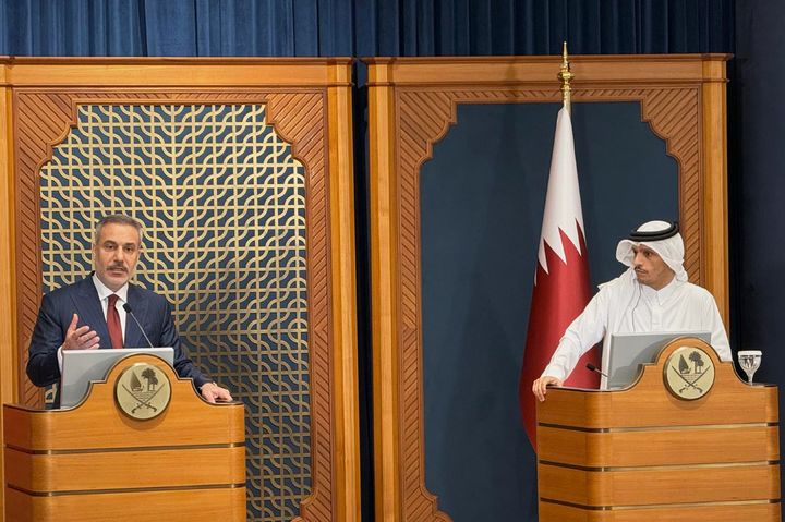 [도하=AP/뉴시스] 하칸 피단 튀르키예 외무장관(왼쪽)이 이란 전쟁과 관련해 이스라엘을 주요 책임자로 지목하면서 이란에는 주변국 공격 중단을 촉구했다. 사진은 피단 장관이 19일(현지 시간) 카타르 도하에서 셰이크 모하메드 빈 압둘라흐만 알타니 총리 겸 외교장관과 공동 기자회견을 갖는 모습. 2026.03.20 