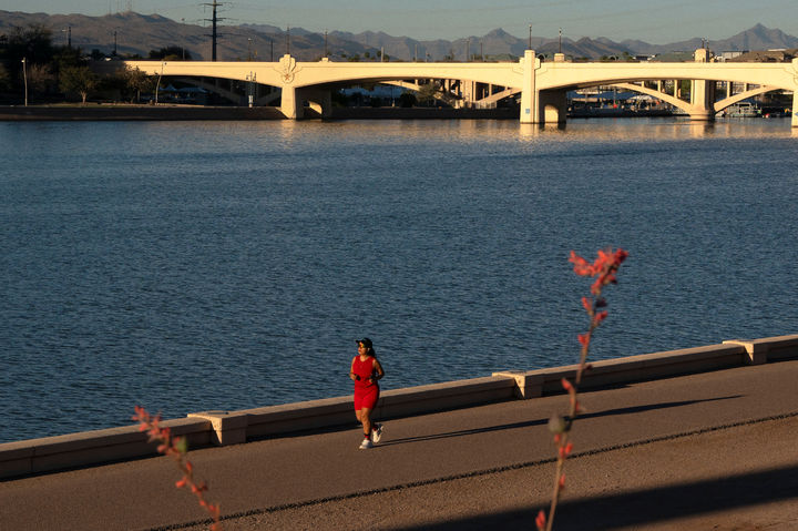 [템페=AP/뉴시스] 미국 남서부 지역에 이례적인 3월 폭염이 이어지는 가운데 19일(현지 시간) 애리조나주 템페의 템페 타운 호수에서 한 시민이 러닝을 하고 있다. 2026.03.20.