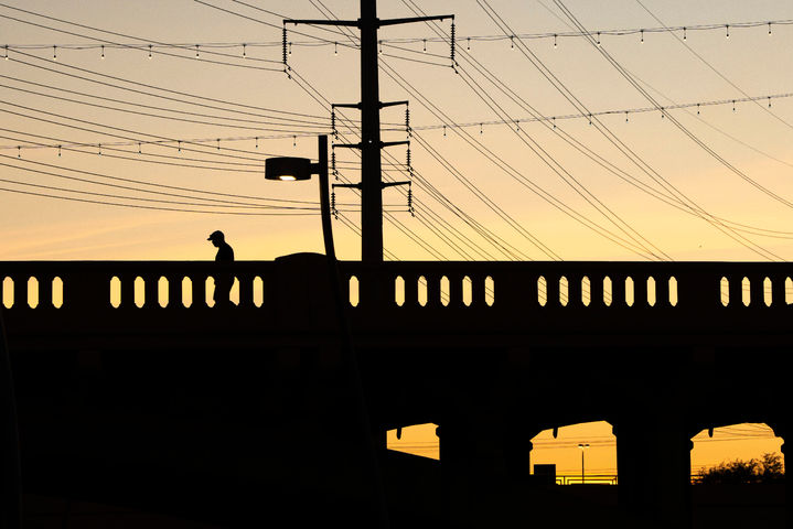 [템페=AP/뉴시스] 미국 남서부 지역에 이례적인 3월 폭염이 이어지는 가운데 19일(현지 시간) 애리조나주 템페의 템페 타운 호수에서 한 시민이 다리를 건너고 있다. 2026.03.20.