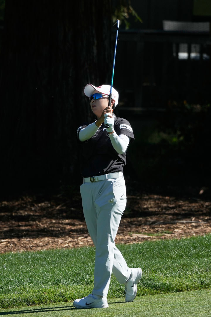 [멘로파크=AP/뉴시스] 김효주가 19일(현지 시간) 미 캘리포니아주 멘로파크 샤론 하이츠 골프&컨트리클럽에서 열린 미국여자프로골프(LPGA) 투어 포티넷 파운더스컵 첫날 10번 홀 페어웨이에서 샷하고 있다. 남은 경기가 진행 중인 현재 김효주는 9언더파 63타를 기록하며 단독 선두에 올라 있다. 2026.03.20.