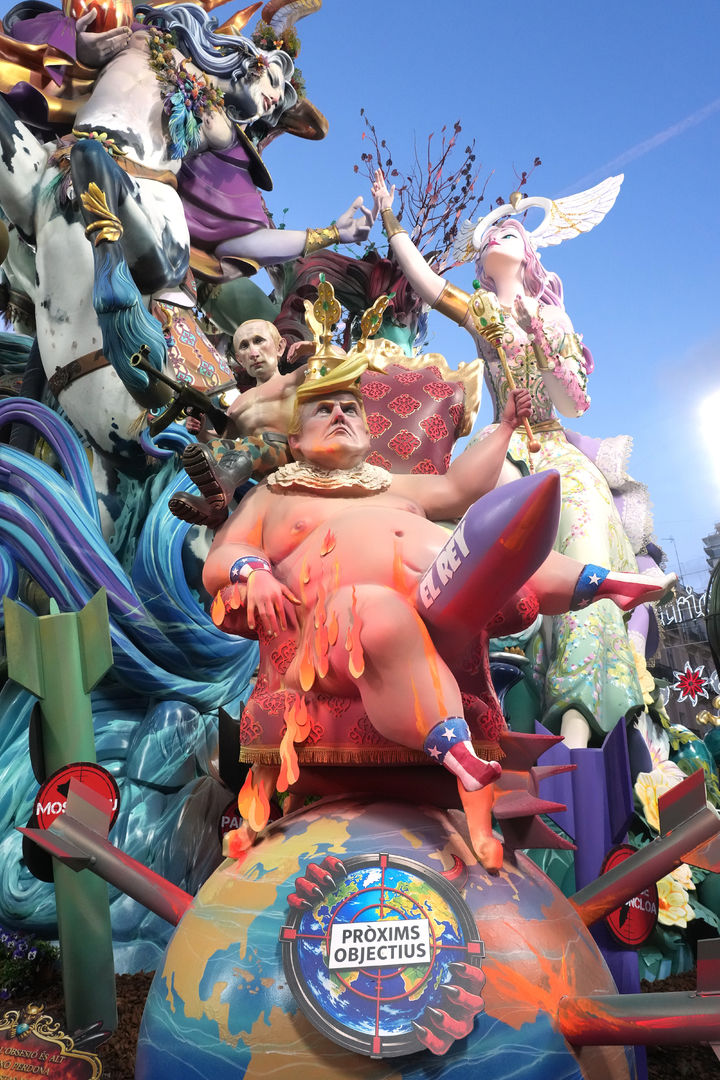 [발렌시아=AP/뉴시스] 3월19일 스페인 발렌시아에서 열린 연례 불꽃축제 '라스 파야스'에서 도널드 트럼프 미국 대통령과 블라디미르 푸틴 러시아 대통령을 풍자한 ‘니노트’(Ninots) 조형물이 화형을 앞두고 전시돼 있다. 국내외 정치 지도자, 유명 인물 등을 풍자한 니노트는 축제 마지막 날 불에 태워진다. 2026.03.22.