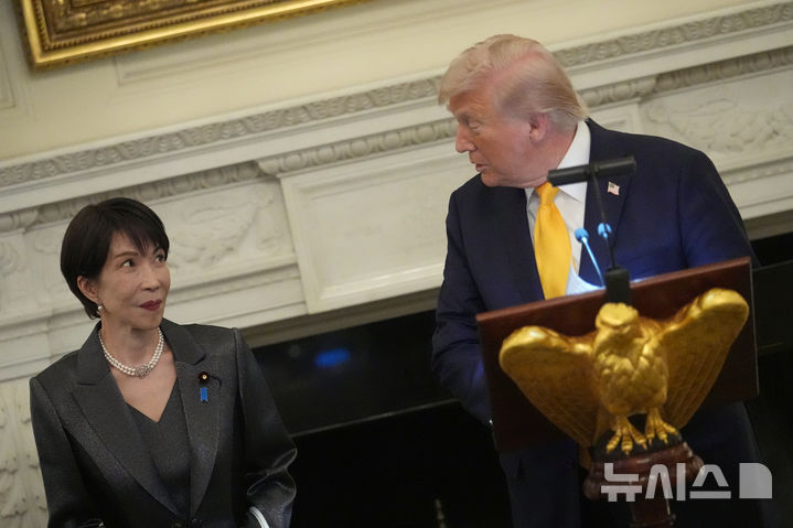 [워싱턴=AP/뉴시스] 도널드 트럼프 미국 대통령이 19일(현지 시간) 워싱턴 백악관 국빈 만찬장에서 다카이치 사나에 일본 총리와 만찬을 하고 있다. 2026.03.20.