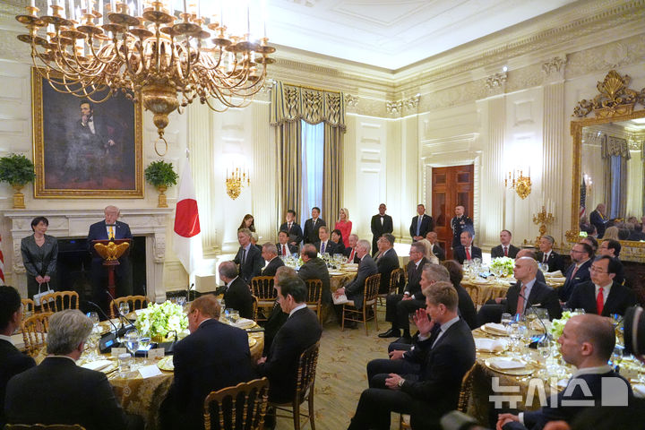 [워싱턴=AP/뉴시스] 도널드 트럼프 미국 대통령이 19일(현지 시간) 워싱턴 백악관 국빈 만찬장에서 다카이치 사나에 일본 총리와 만찬을 하고 있다. 2026.03.20.