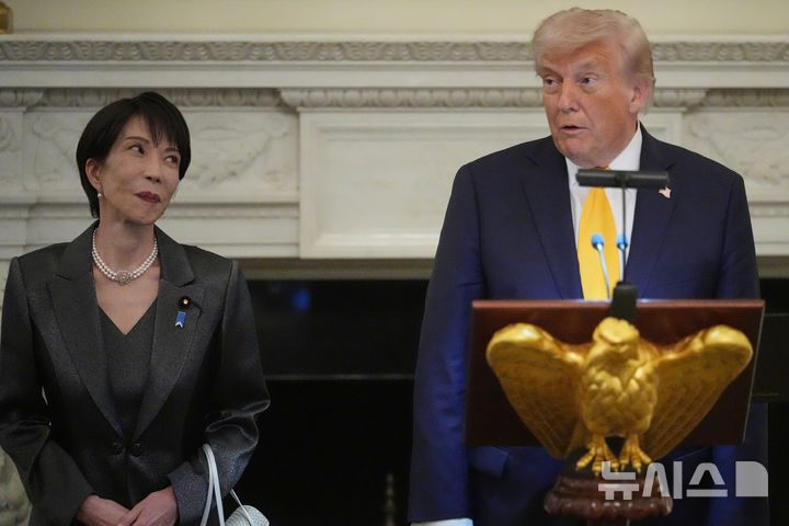 [워싱턴=AP/뉴시스] 도널드 트럼프 미국 대통령이 19일(현지 시간) 워싱턴 백악관 국빈 만찬장에서 다카이치 사나에 일본 총리와 만찬을 하고 있다. 2026.03.20.