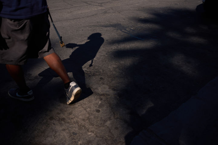 [서멀=AP/뉴시스] 미국 남서부 지역에 이례적인 3월 폭염이 이어지는 가운데 19일(현지 시간) 캘리포니아주 서멀에서 한 남성이 길을 건너고 있다. 2026.03.20.