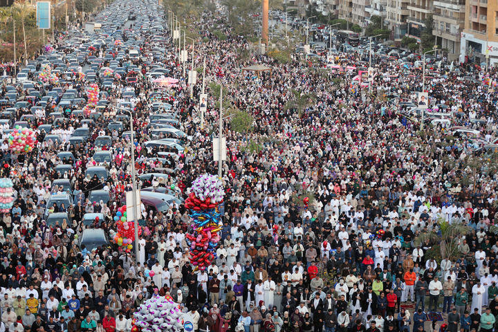 [카이로=AP/뉴시스] 3월 20일 이집트 카이로 알세디크 모스크 일대에서 수천 명의 무슬림이 '이드 알피트르'(Eid al-Fitr) 기도를 올리고 있다. 2026.03.30.