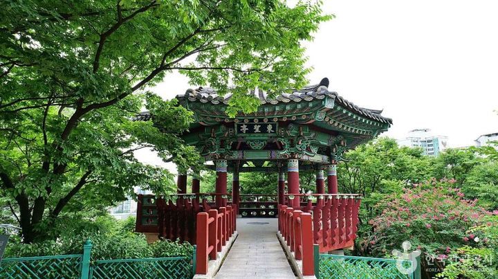 【서울=뉴시스】서울 종로구 숭인근린공원 내 ‘동망정’. (사진=한국관광공사) *재판매 및 DB 금지