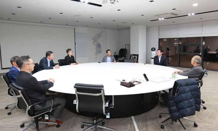 [용인=뉴시스] 이상일 경기 용인시장이 반도체 기업 대표들과 간담회를 갖고 기업 애로사항을 듣고 있다.(사진=용인시 제공) 2026.03.20. photo@newsis.com *재판매 및 DB 금지