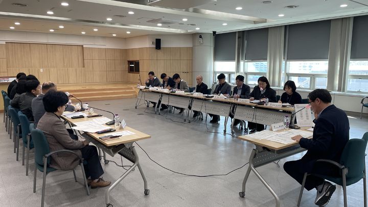 [용인=뉴시스] 류광열 용인시 제1부시장(사진 오른쪽)이 19일 시청 비전홀에서 신속집행 추진보고회를 주재하고 있다.(사진=용인시 제공) 2026.03.20. photo@newsis.com *재판매 및 DB 금지