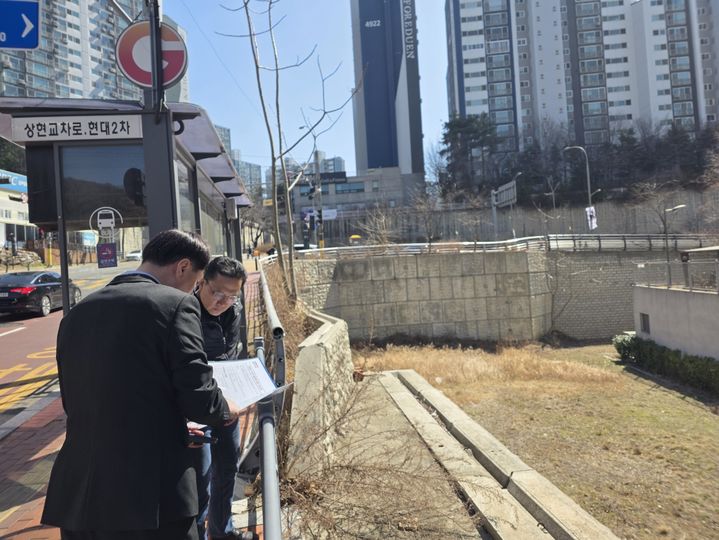 [용인=뉴시스] 이영민 용인시 수지구청장(사진 오른쪽)이 해빙기 대비 시설물 안전점검을 벌이고 있다.(사진=용인시 제공) 2026.03.20. photo@newsis.com *재판매 및 DB 금지