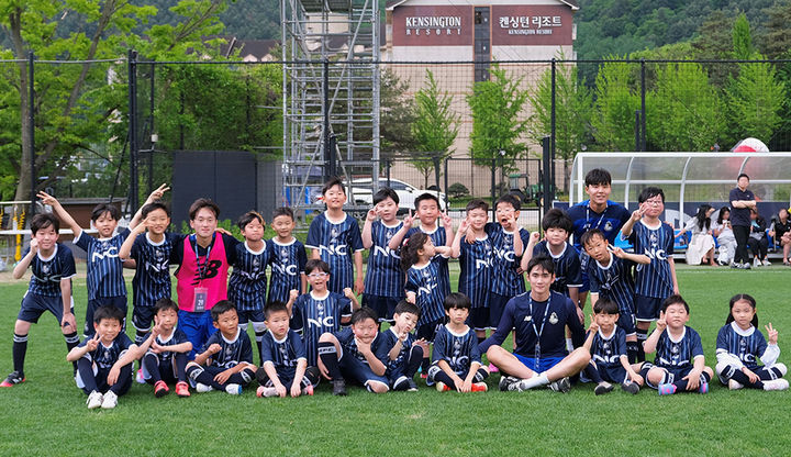 [서울=뉴시스] 켄싱턴리조트 가평이 어린이날을 앞두고 프로축구단 '서울 이랜드 FC'와 함께 어린이 팬들을 위한 '어린이 축구왕' 패키지를 출시했다.(사진=이랜드파크) *재판매 및 DB 금지