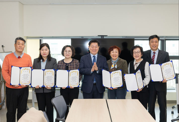 [광명=뉴시스] 박승원 경기 광명시장(가운데)이 19일 광명시 고혈압당뇨병 등록교육센터에서 열린 '건강리더 위촉식'에서 시민건강리더들과 기념촬영을 하고 있다. (사진=광명시 제공) 2026.03.20. photo@newsis.com *재판매 및 DB 금지