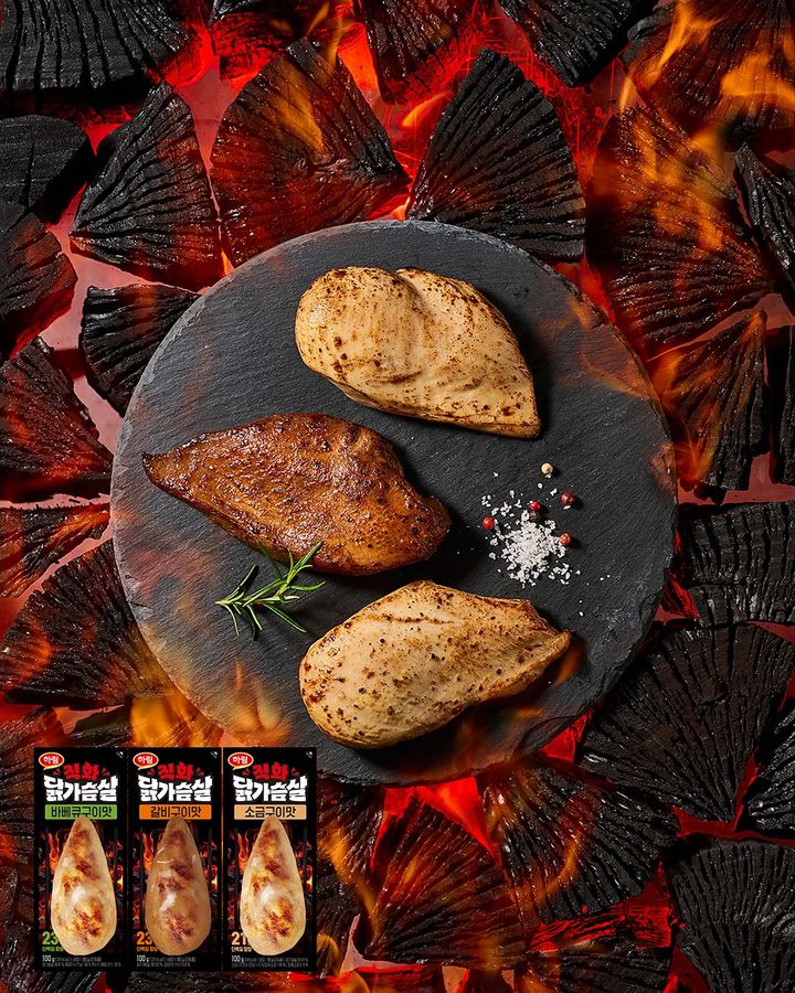 [서울=뉴시스] 하림이 신제품 '직화 닭가슴살' 3종을 출시했다.(사진=하림) *재판매 및 DB 금지